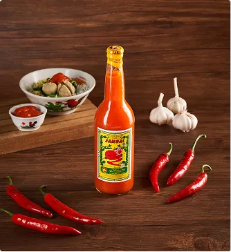 Botol Saus Sambal Laris dengan semangkuk bakso, bawang putih dan cabai
